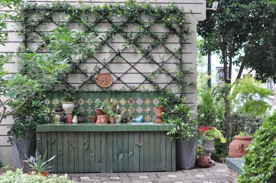 在當(dāng)年西施采花的地方，她用3年暴改房前屋后，把家安在了沒(méi)有圍墻的花園里